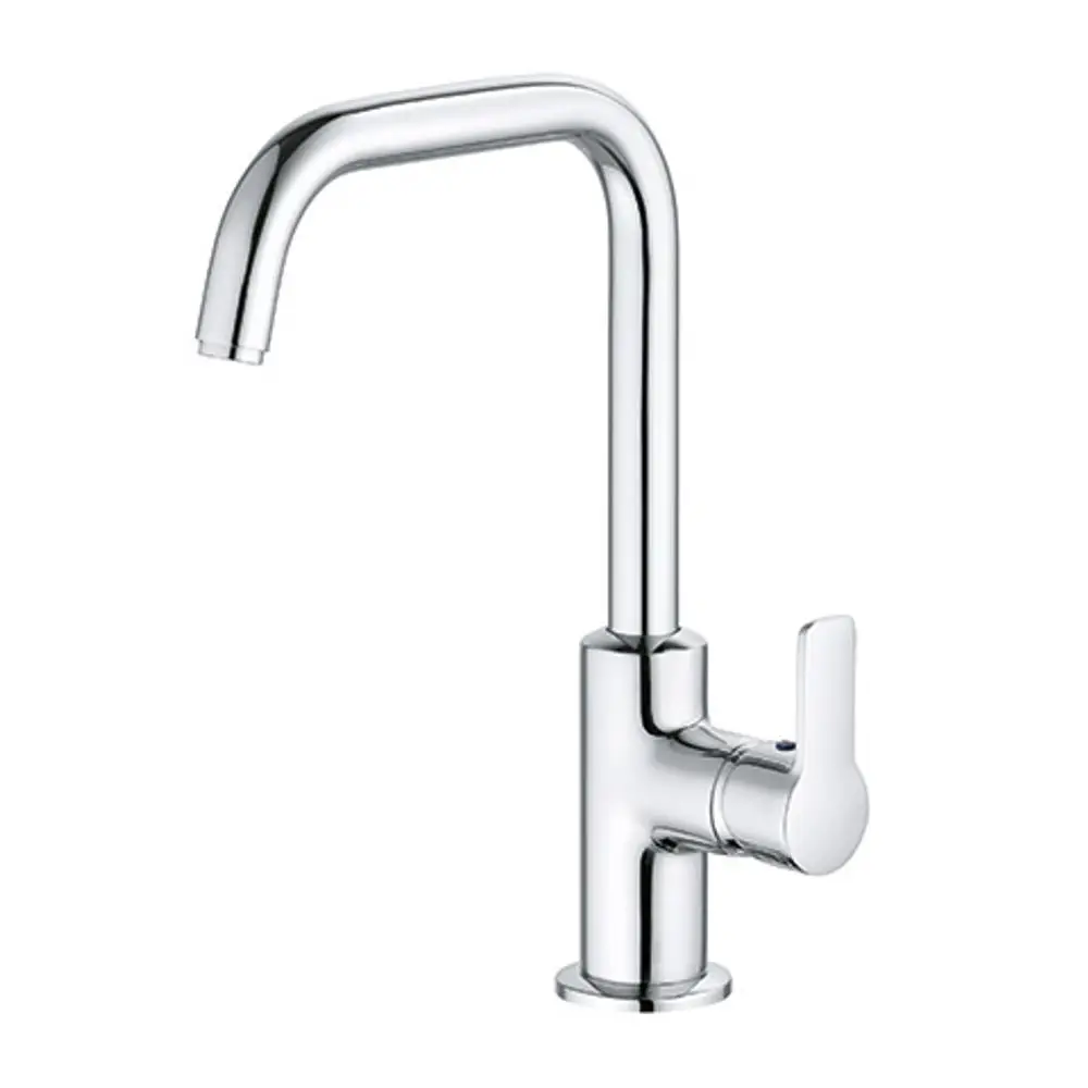 Waschtischarmatur in Chromfarbe mit seitlichem Bedienelement und Metallablauf, entworfen von Kludi.